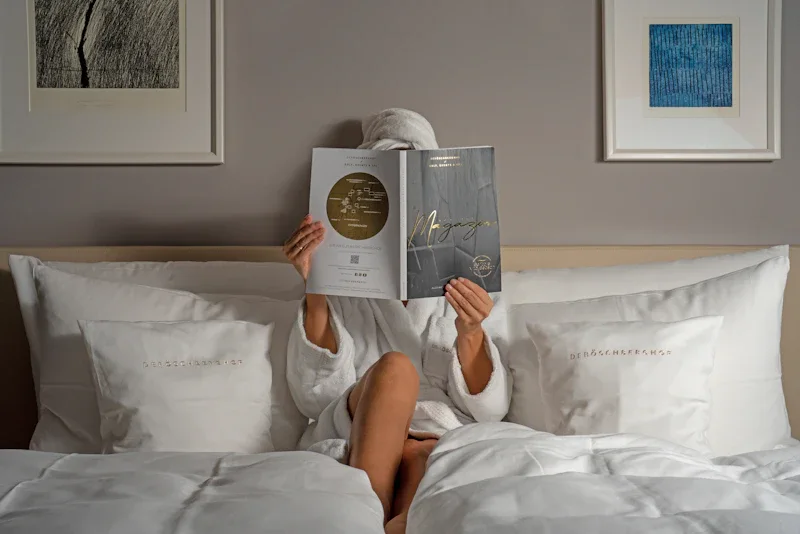 Detailaufnahme Hotelzimmer mit konsistenter Markenführung und Design-Elementen für Resorts
