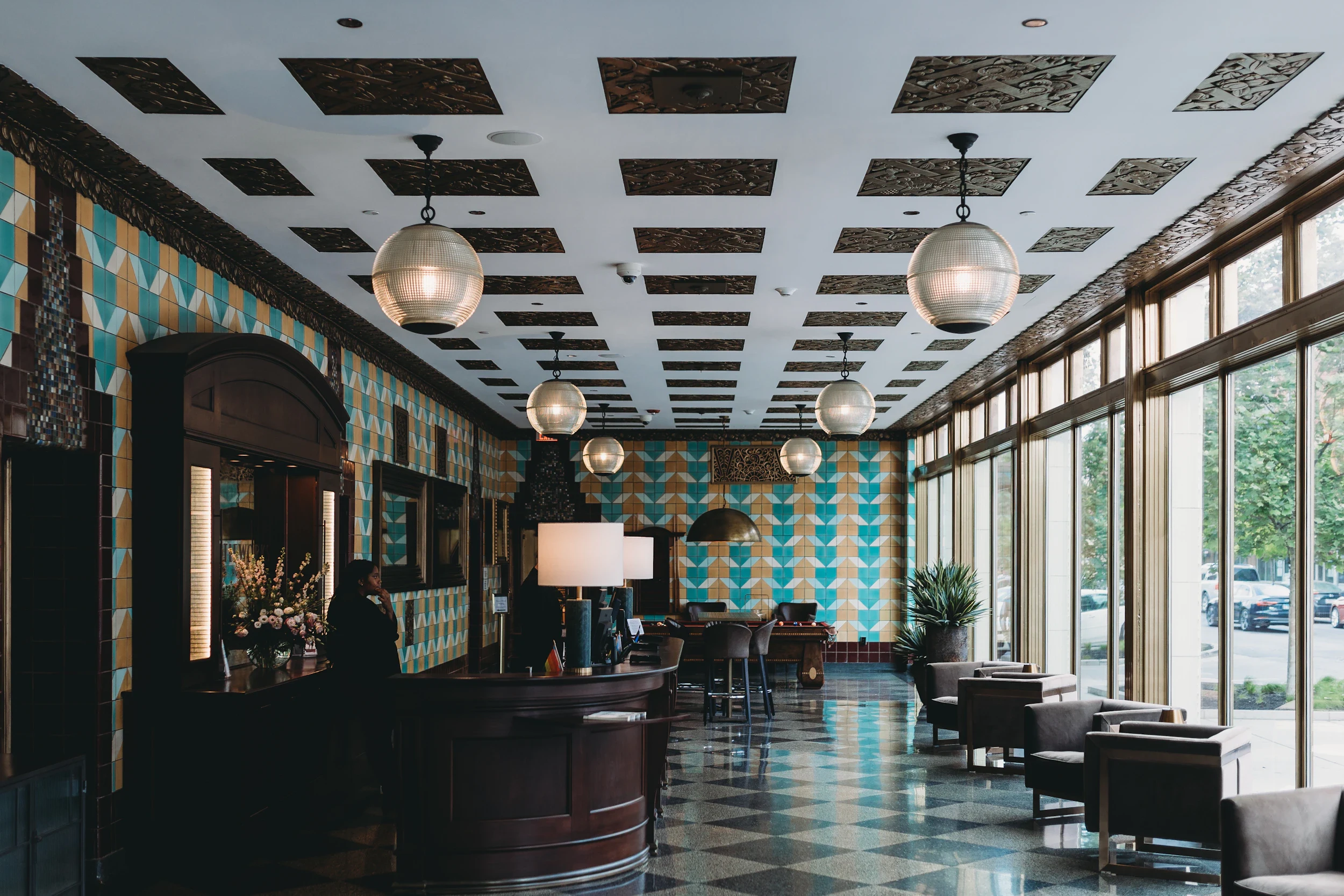 Moderne Hotellobby mit durchdachtem Branding für Hotels und Resorts im Hospitality-Bereich