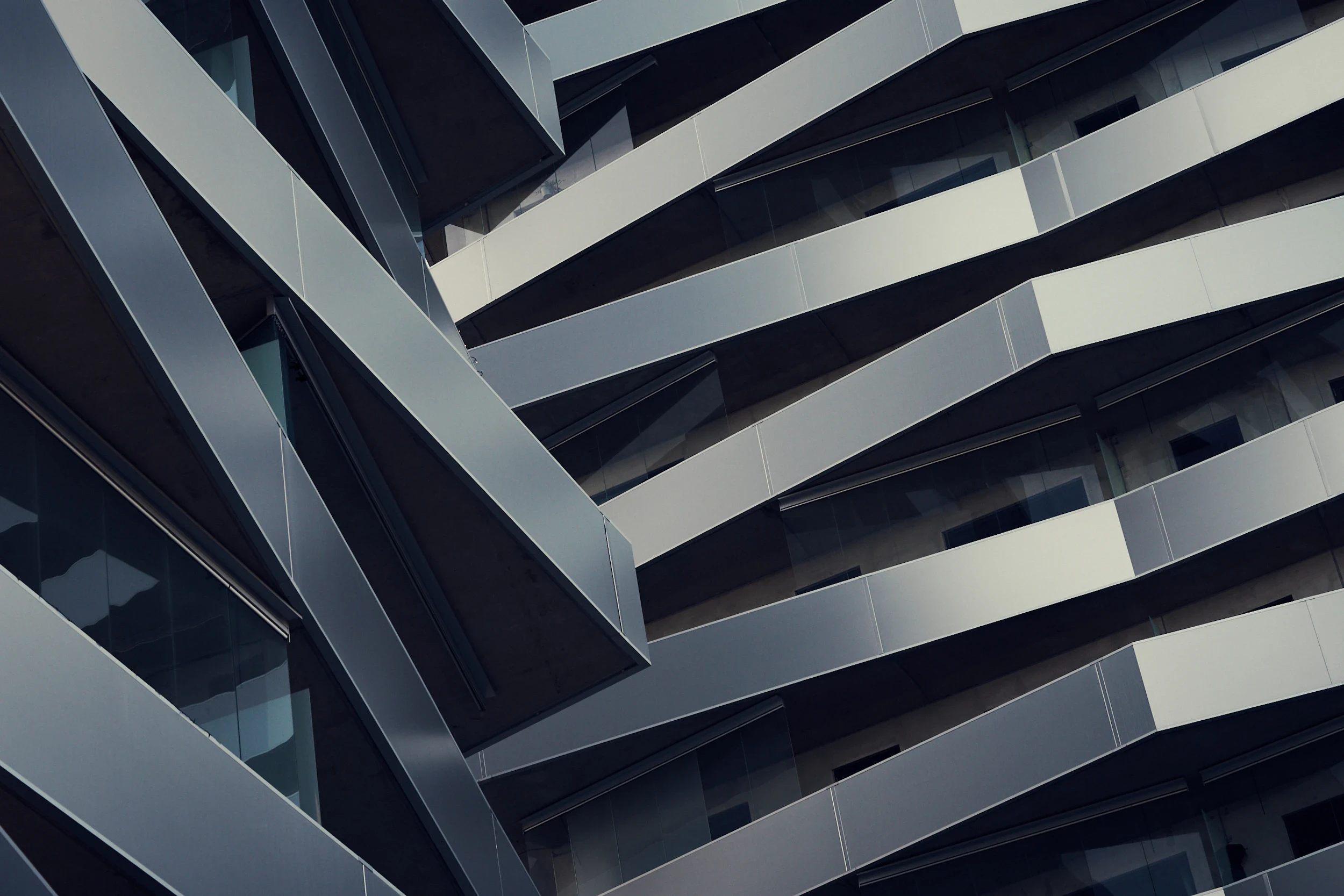 Abstrakte Schichten und Strukturen symbolisieren den Unterschied zwischen Corporate Identity und Corporate Design im Branding-Prozess