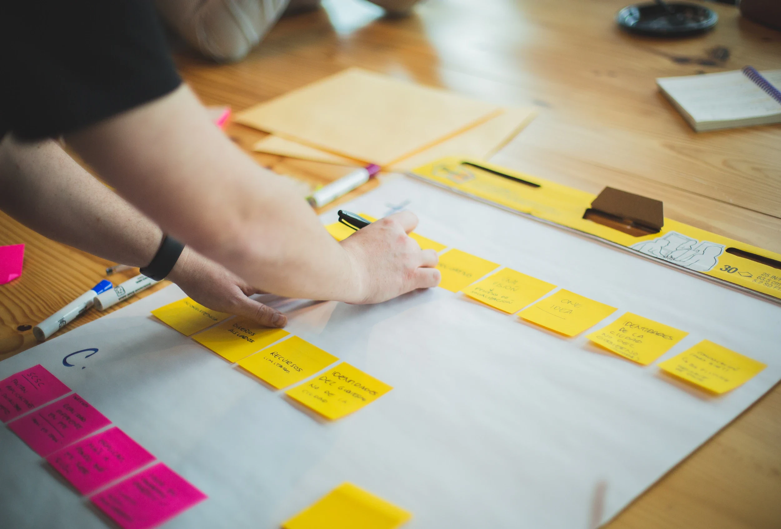 Strategische Planung eines Website-Relaunch am Schreibtisch mit Notizen und Laptop